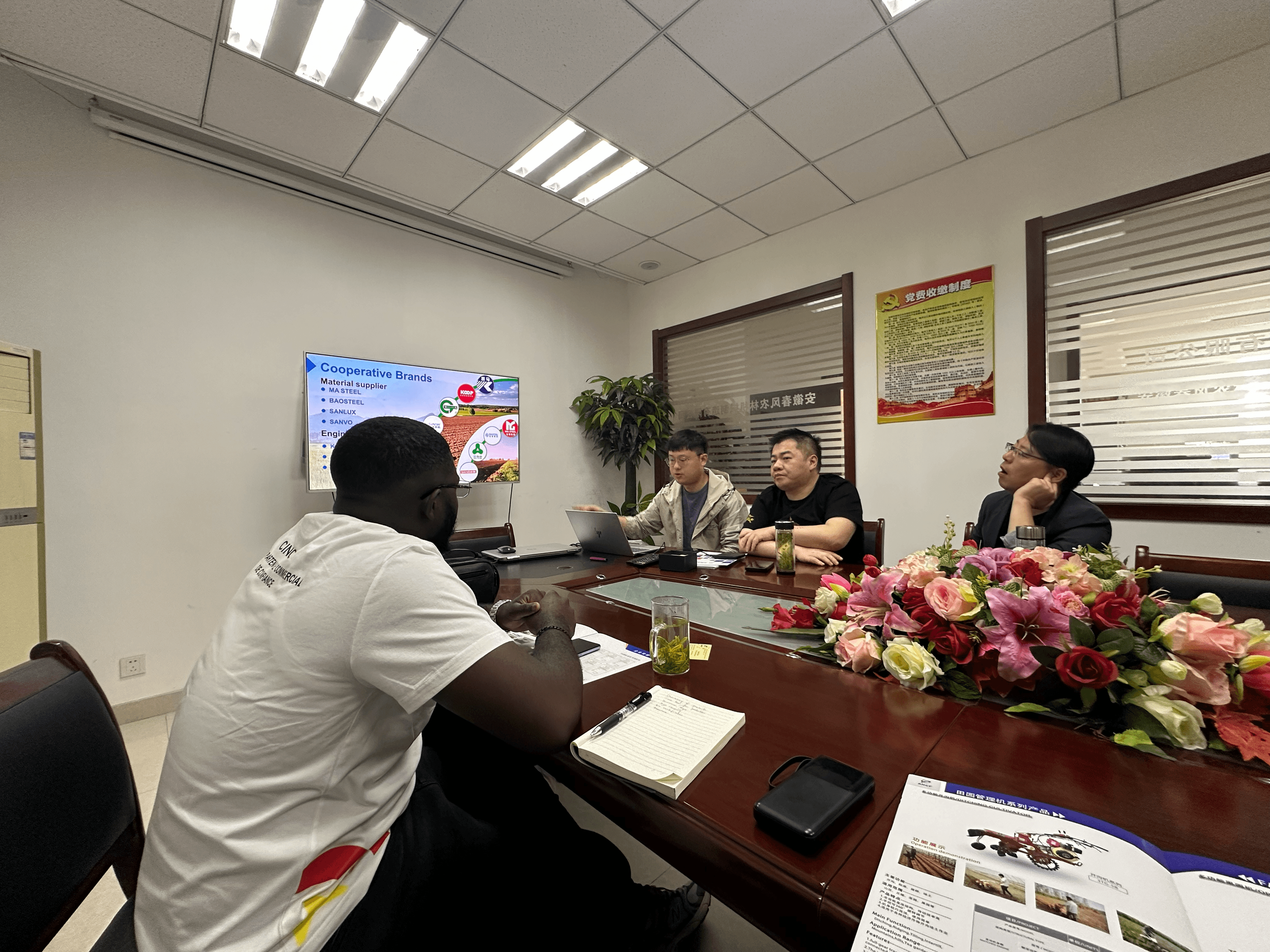 Équipe CINOBIZ GLOBAL en réunion avec des fournisseurs en Chine